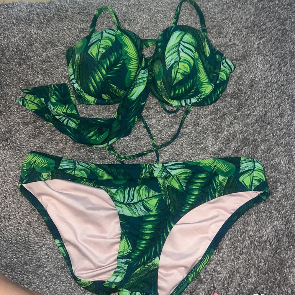 green bikini set 34B top / L scrunch bottoms